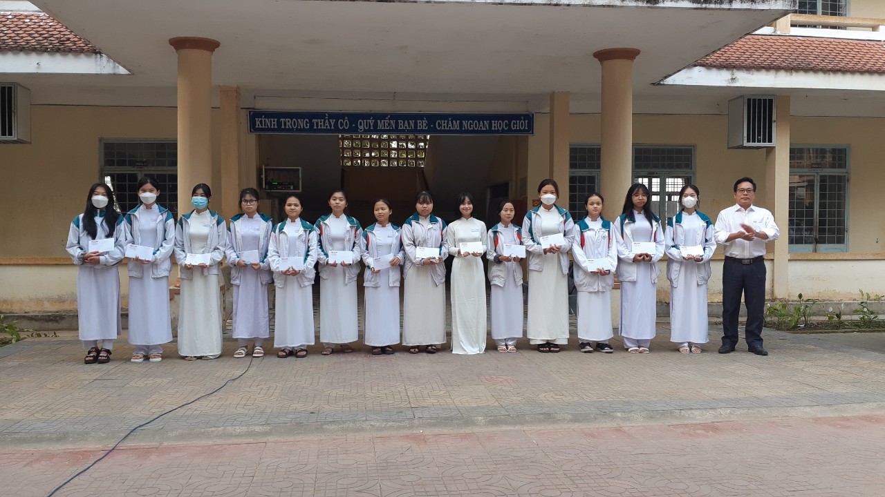 Học sinh DTTS nghèo vượt khó nhận học bổng báo Người Lao Động